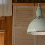 Industrielle Pendelleuchten aus rohem Metall in modernem Loft-Interieur, die Atmosphäre und Stil verleihen.